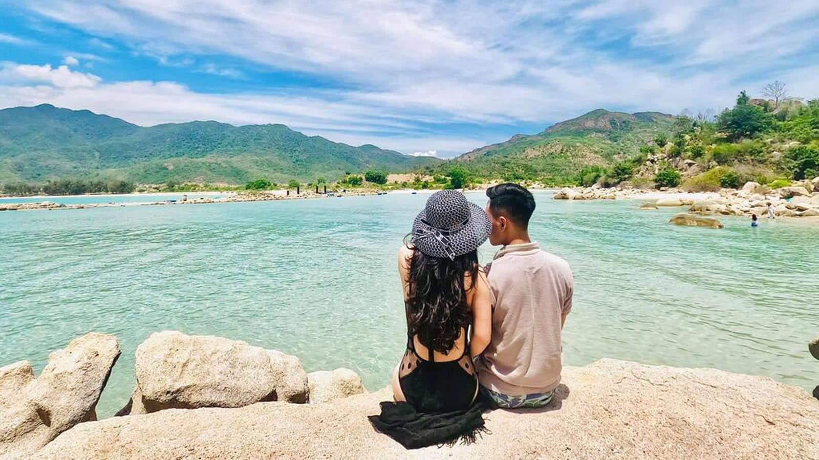 Chụp hình tại bãi Kinh